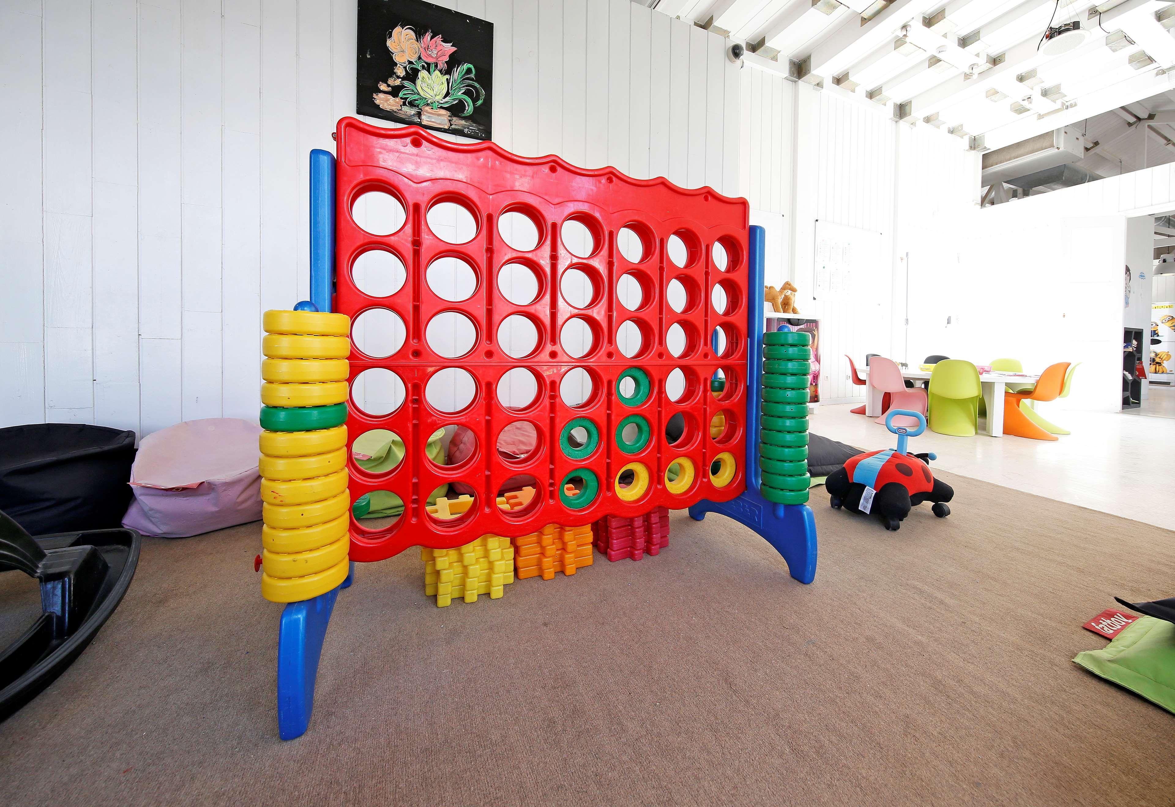 Radisson Blu Palace Resort & Thalasso, Djerba Mezraia Екстериор снимка A large Connect Four game