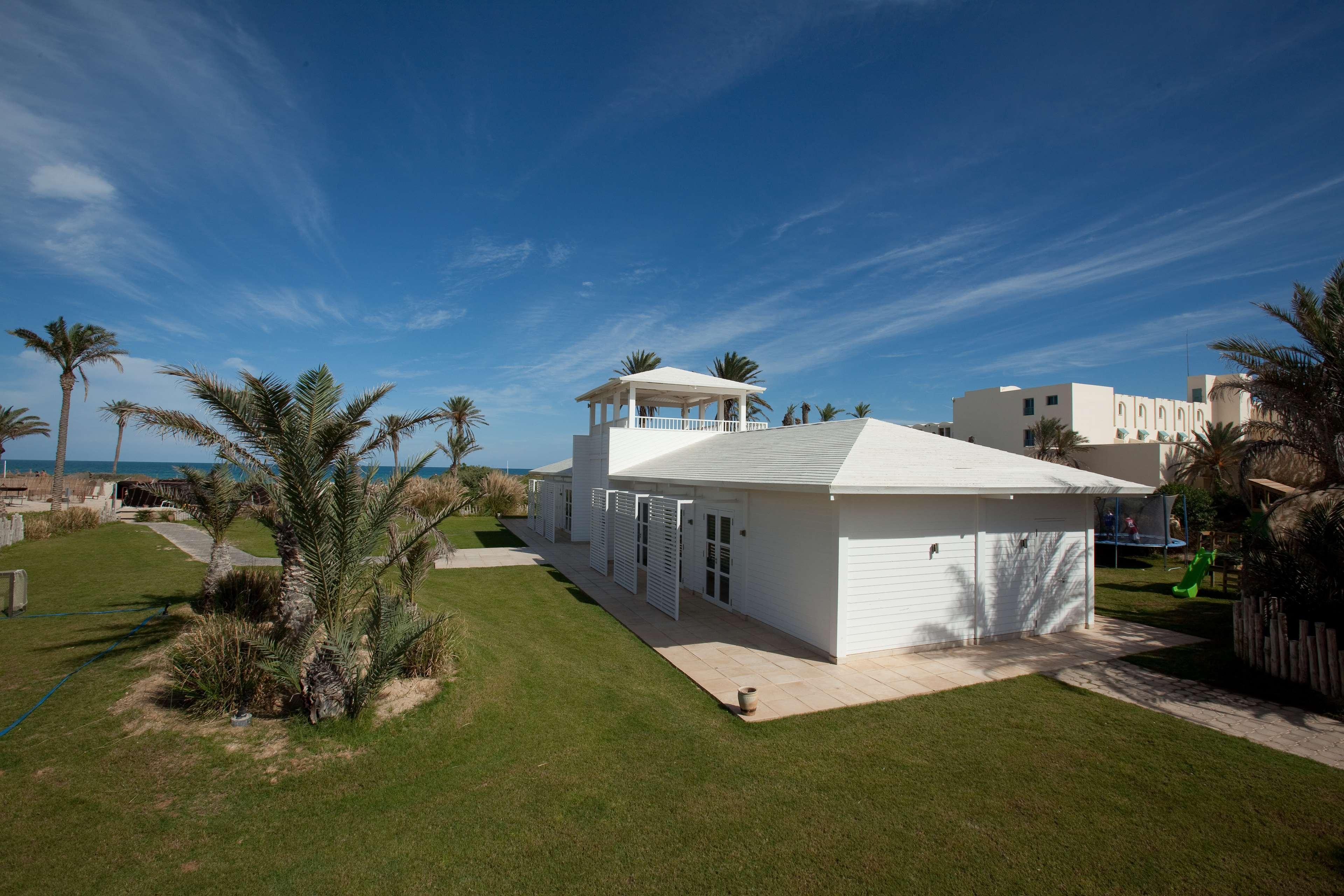 Radisson Blu Palace Resort & Thalasso, Djerba Mezraia Екстериор снимка The clubhouse at the Dunes Golf Course