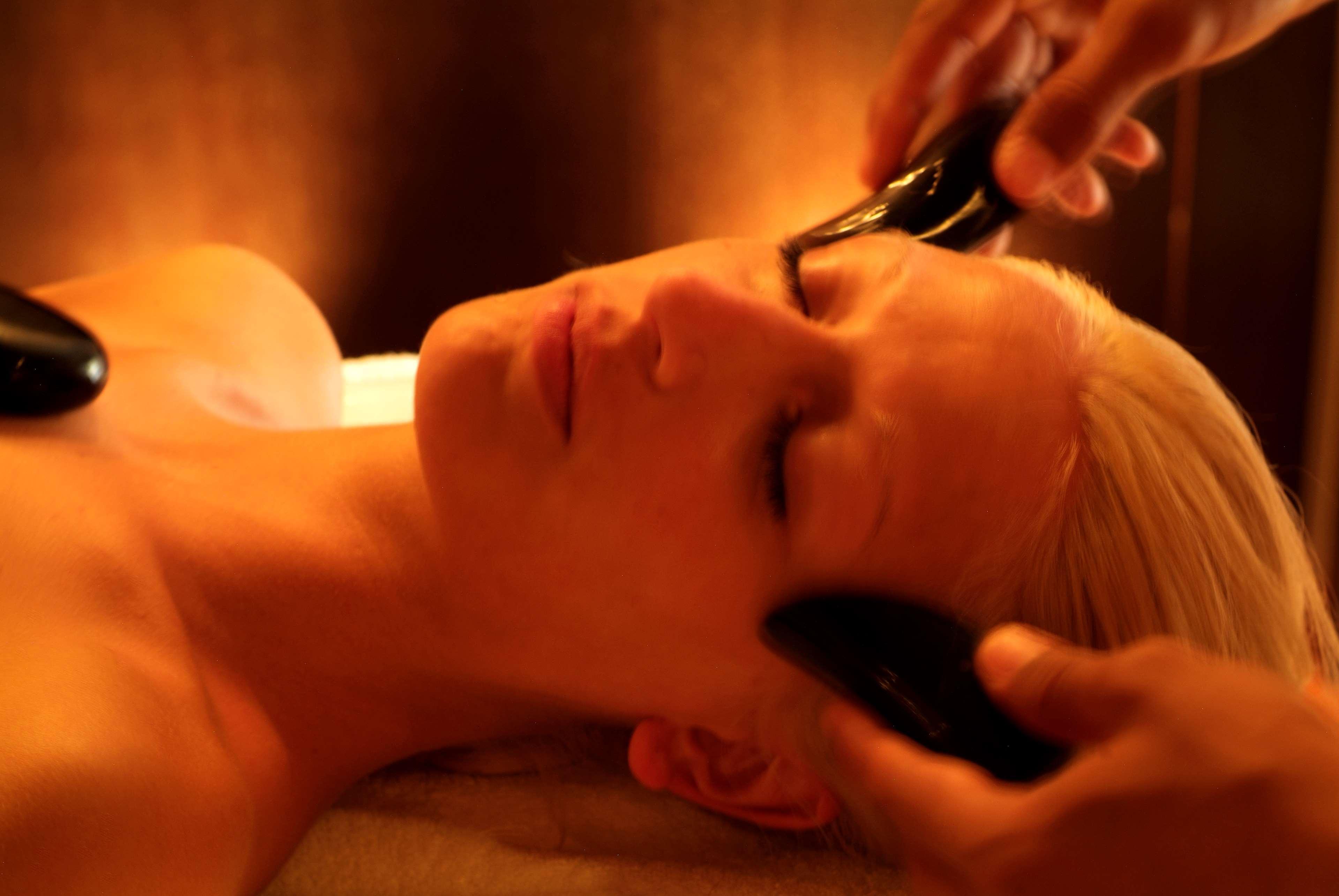 Radisson Blu Palace Resort & Thalasso, Djerba Mezraia Екстериор снимка A woman receiving a facial stone massage