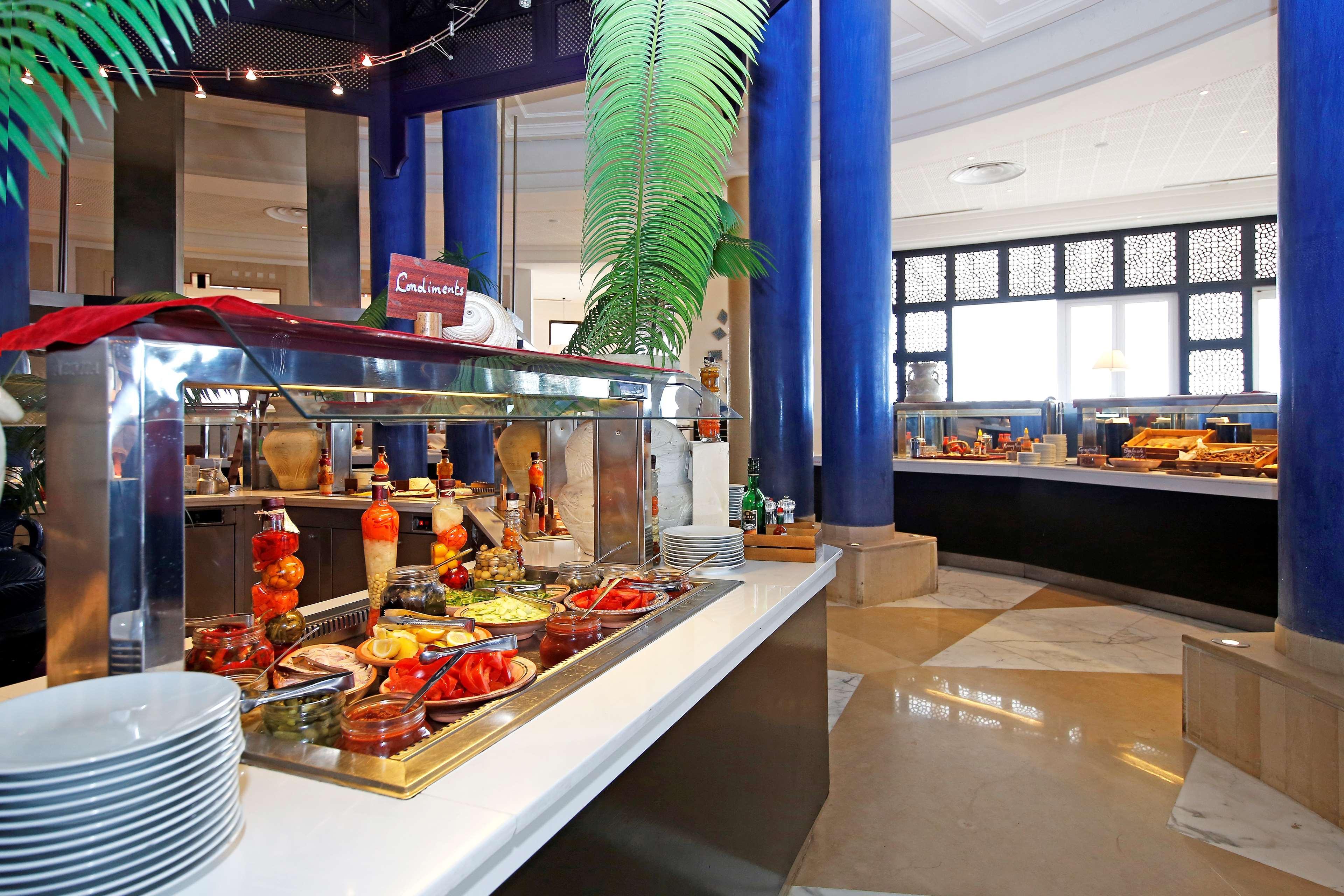 Radisson Blu Palace Resort & Thalasso, Djerba Mezraia Екстериор снимка A buffet at a hotel