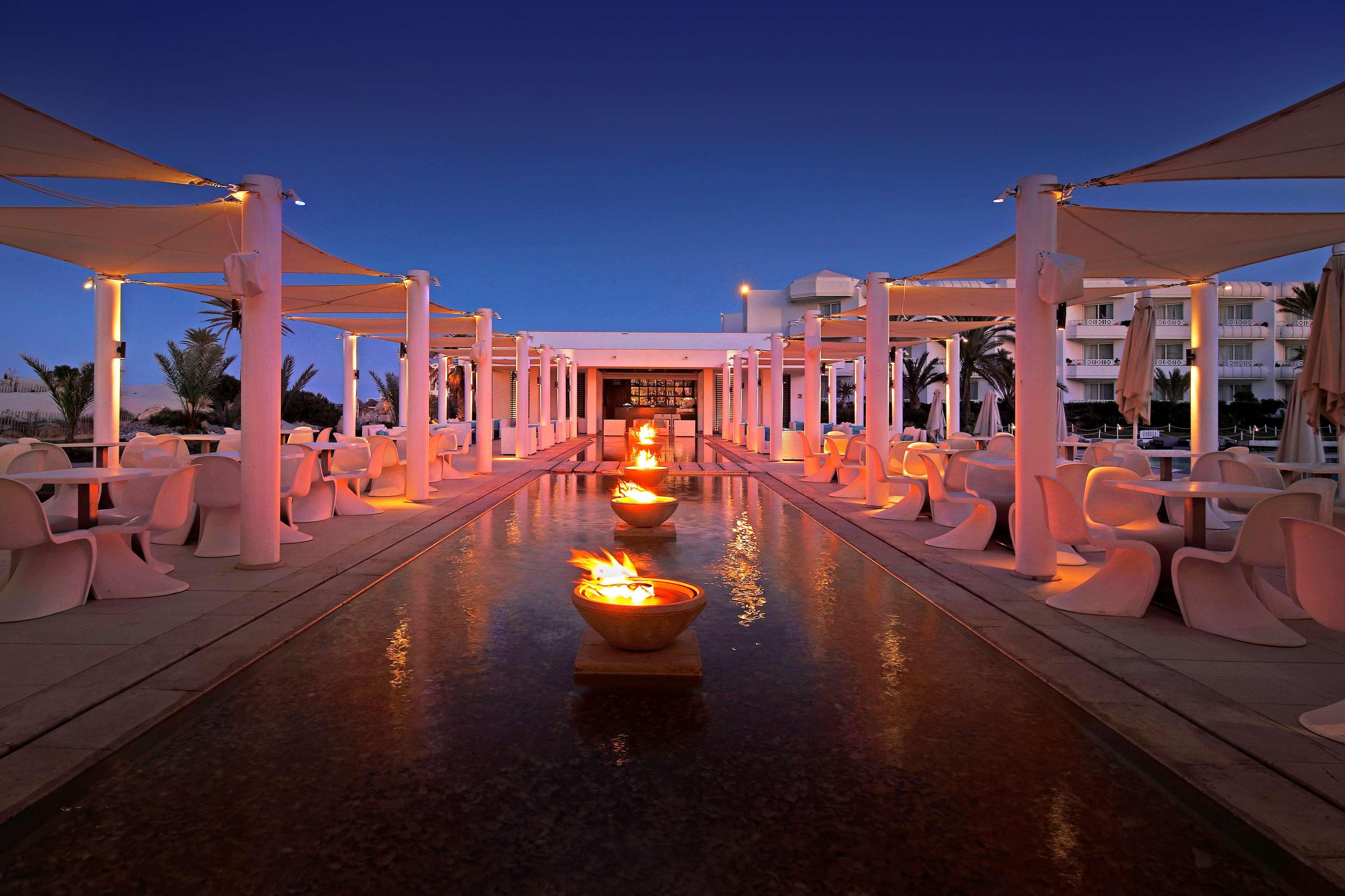 Radisson Blu Palace Resort & Thalasso, Djerba Mezraia Екстериор снимка The resort's main restaurant