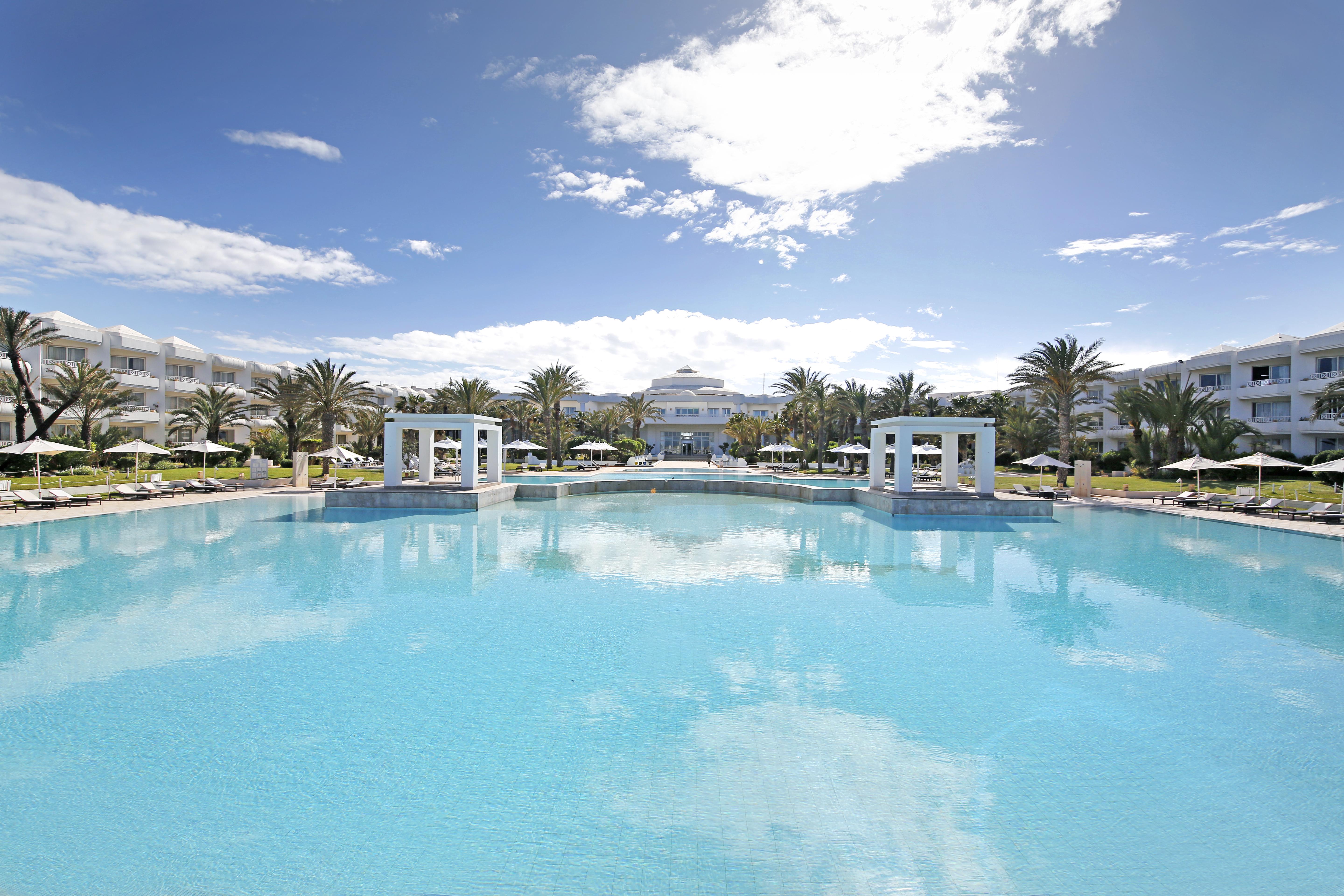 Radisson Blu Palace Resort & Thalasso, Djerba Mezraia Екстериор снимка The swimming pool at the hotel